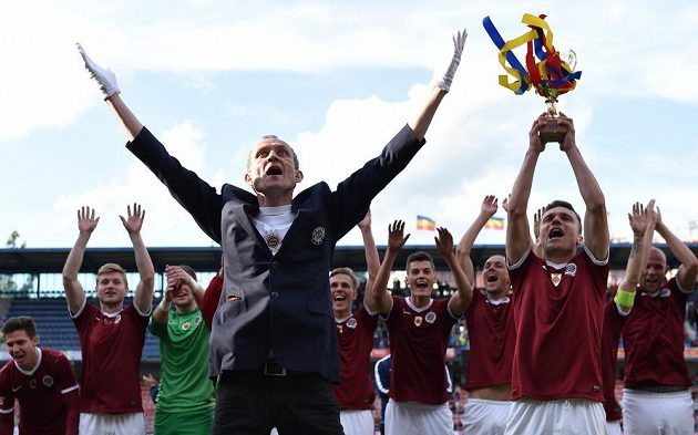 Sparťanský kapitán David Lafata drží nad hlavou improvizovanou trofej pro vítěze Gambrinus ligy. Vlevo je masér Letenských Tomáš Stránský.
