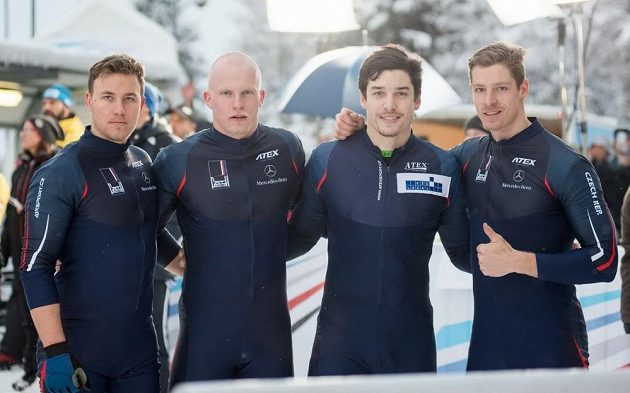 Jakub Nosek (druhý zprava) ve společnosti Adama Dobeše (vlevo), Jana Šindeláře a pilota českého čtyřbobu Dominika Dvořáka (vpravo).