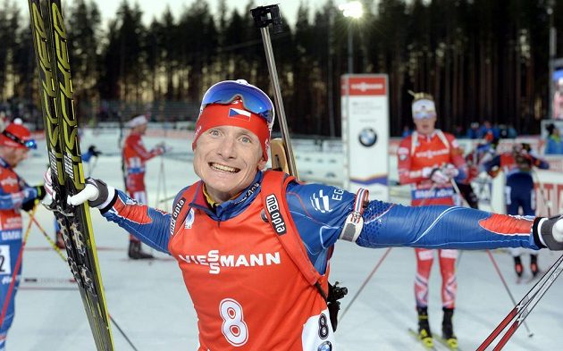Biatlonista Ondřej Moravec se raduje po závodu s hromadným startem, ve kterém vybojoval stříbrnou medaili.