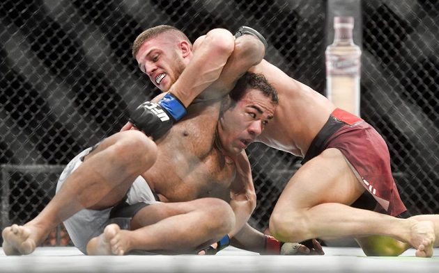 Večer bojových umění UFC Fight Night Prague nabídl v pražské O2 areně také bitvz Ismaila Naurdieva z Rakouska (nahoře) a Michela Prazerese z Brazílie.