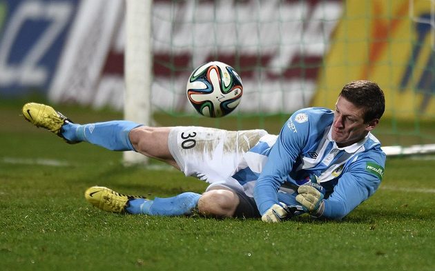 Brankář Teplic Tomáš Grigar zasahuje proti střele příbramského Martina Zemana.
