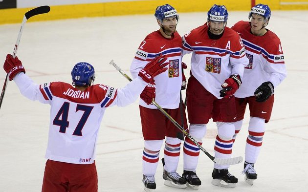 Český reprezentant Jaromír Jágr (druhý zprava) přijímá gratulace ke gólu od spoluhráčů (zleva) Michala Jordána, Jakuba Kindla a Tomáše Hertla.