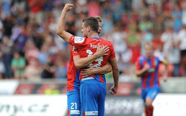 Hráči Plzně Jan Kovařík (zády) a Václav Procházka oslavují první gól během utkání s Baníkem Ostrava.