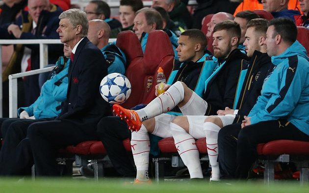 Kouč Arséne Wenger (vlevo) a Aaron Ramsey (třetí zprava), který se po zranění objevil na lavičce Arsenalu při zápase LM s Dinamem Záhřeb.