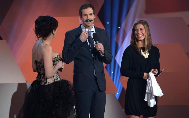 Brankář Petr Čech a olympijská vítězka Eva Samková (vpravo) během vyhlášení ankety Fotbalista roku 2013. Vlevo moderátorka slavnostního večera Tereza Kostková.