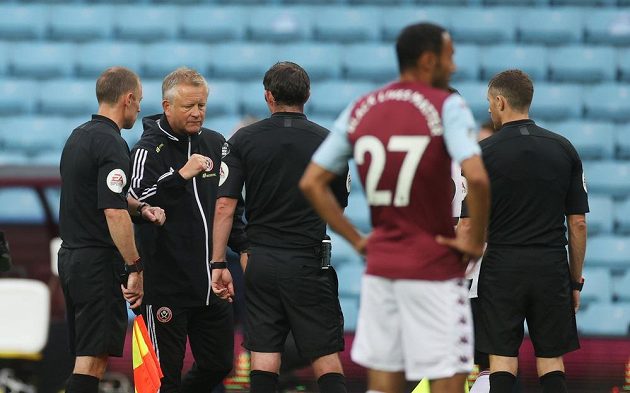Kouč Sheffieldu United Chris Wilder se po zápase s Aston Villou zdraví s rozhodčím Michaelem Oliverem.