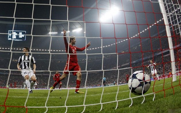 Thomas Müller slaví druhý gól Bayernu Mnichov ve čtvrtfinálovém duelu Ligy mistrů proti Juventusu Turín.