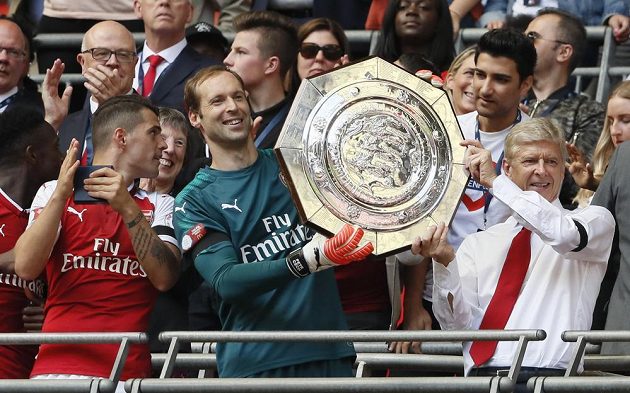 Brankář Petr Čech a manažer Arsenalu Arséne Wenger s trofejí pro vítěze Community Shield.