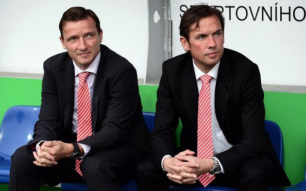 Nový asistent trenéra Slavie Praha Vladimír Šmicer (vlevo) a hlavní kouč červenobílých Alex Pastoor před utkáním v Mladé Boleslavi.