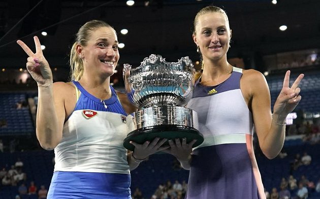 Tenistky Tímea Babosová (vlevo) a Kristina Mladenovicová se radují z titulu ve čtyřhře na Australian Open.
