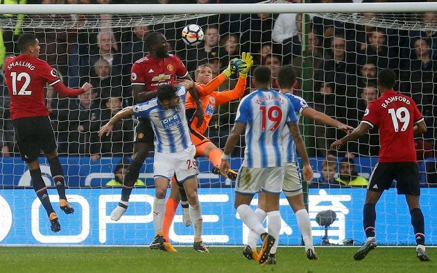 Kanonýr Manchesteru United Romelu Lukaku se na hřišti Huddersfieldu snažil, ale porážce nezabránil.