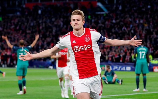 Matthijs de Ligt z Ajaxu oslavuje svoji trefu proti Tottenhamu v odvetě semifinále Ligy mistrů.
