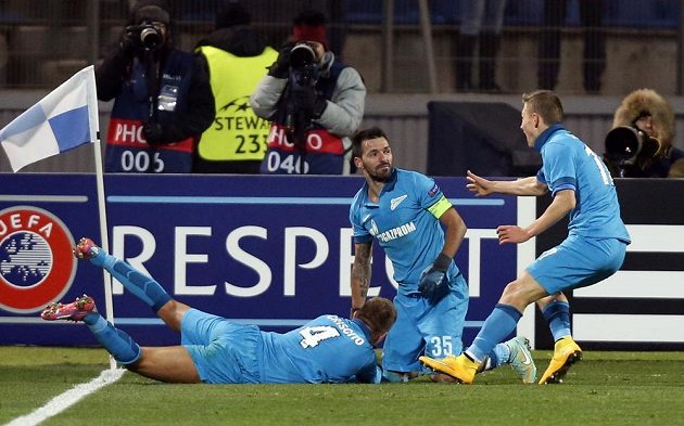 Portugalec Danny (uprostřed) ze zenitu Petrohrad se raduje z gólu v utkání proti Benfice.