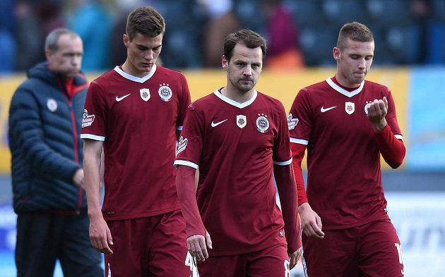 Fotbalisté Sparty Praha zleva Patrik Schick, Marek Matějovský a Pavel Kadeřábek po prohraném utkání semifinále Poháru České pošty v Jablonci.