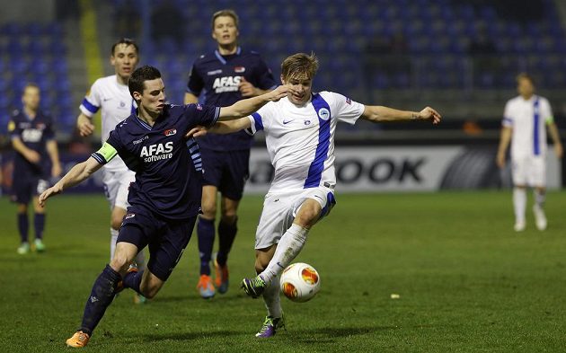 Kapitán AZ Alkmaar Nick Viergever (vlevo) a liberecký záložník Martin Frýdek v zápase Evropské ligy.