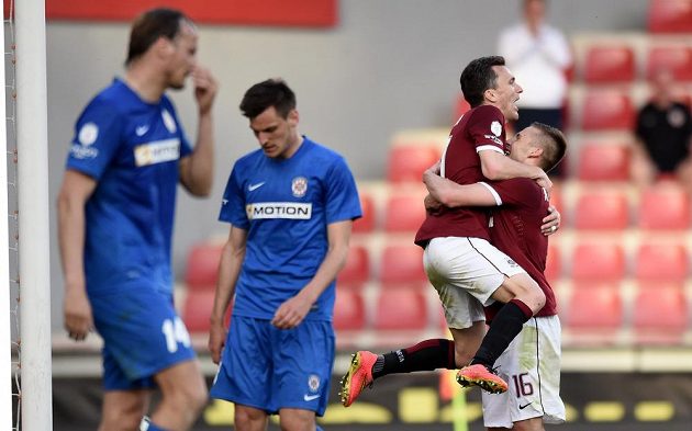 Sparťané David Lafata a Pavel Kadeřábek (vpravo) se radují z gólu v síti Brna.