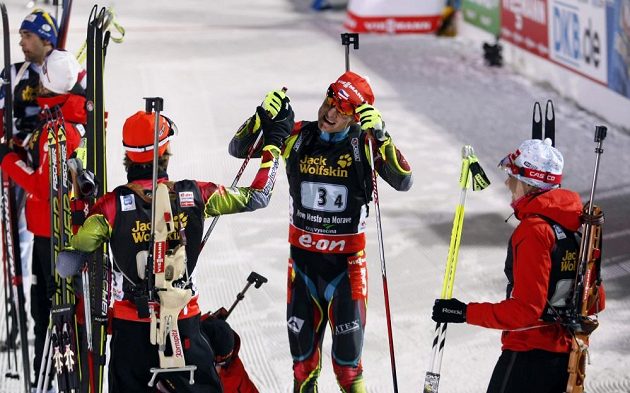 Jaroslav Soukup (zády), Ondřej Moravec a Veronika Vítková ve finiši oslavují bronzové medaile.