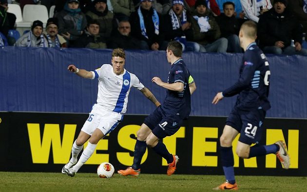 Liberecký útočník Jevhen Budnik (vlevo) v souboji s Nickem Viergeverem z Alkmaaru v úvodním utkání vyřazovací fáze Evropské ligy.