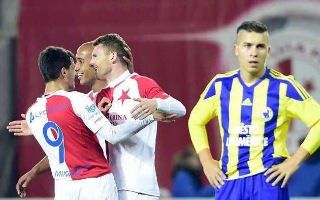 Střelec Slavie Muris Mešanovič (třetí zleva) přijímá od spoluhráčů gratulace ke gólu v pohárovém utkání proti Litoměřicku.