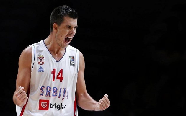 Srbský basketbalista Zoran Erceg po vstřeleném koši během čtvrtfinálového zápasu mistrovství Evropy s Českou republikou.