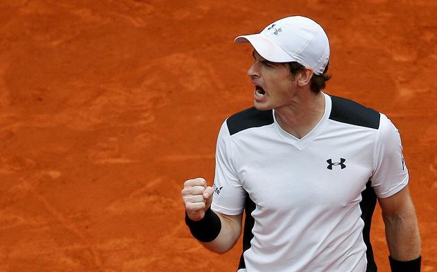 Britský tenista Andy Murray se raduje z vítězství nad španělem Rafaelem Nadalem v semifinále turnaje v Madridu.