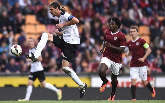 Hradecký obránce Adrian Rolko (vlevo) a Tiémoko Konaté ze Sparty během utkání 8. kola Synot ligy.