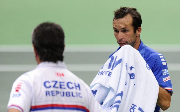 Tenista Radek Štěpánek přichází k nehrajícímu kapitánovi Jaroslavu Navrátilovi po jednom z gamů v zápase s Robinem Haasem.
