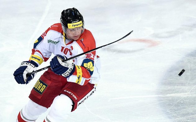 Olomoucký útočník Pavel Patera během utkání 7. kola Tipsport extraligy na ledě pražské Sparty.