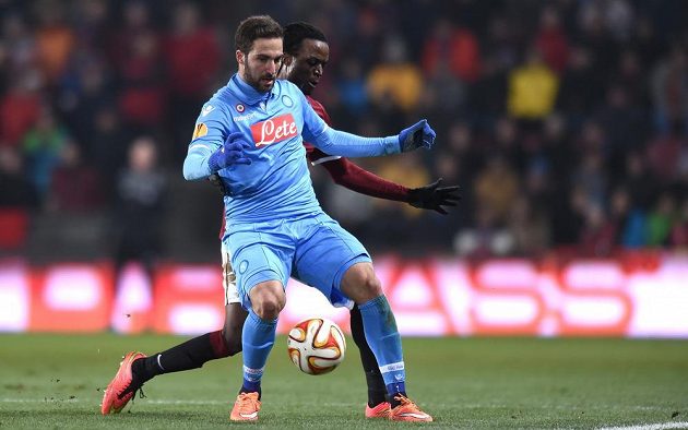 Neapolský útočník Gonzalo Higuaín (vlevo) si kryje míč před Costou ze Sparty.