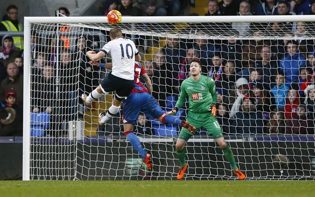 Anglický forvard Harry Kane z Tottenhamu střílí vyrovnávací branku v zápase 23. kola anglické Premier League proti Crystal Palace.