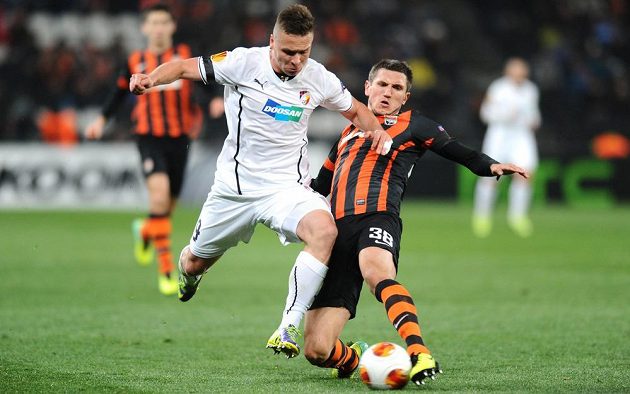 Stanislav Tecl z Plzně (vlevo) a Serhij Krivcov z Doněcku během utkání druhého kola Evropské ligy.