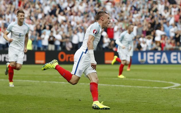 Liška z Leicesteru Jamie Vardy v euforii v dresu Anglie po vyrovnávacím gólu proti Walesu na EURO 2016.