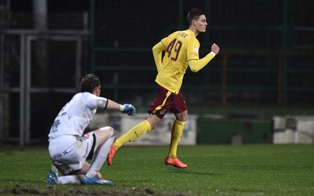 Patrik Schick ze Sparty oslavuje gól na 1:1 během osmifinále Poháru FAČR na hřišti Příbrami.