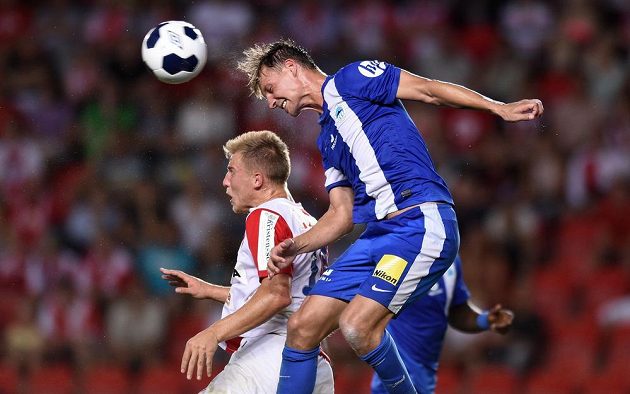 Liberecký obránce Jan Rajnoch vyhrává hlavičkový souboj s Bekimem Balajem ze Slavie.