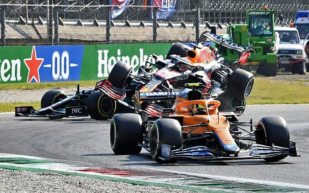 Max Verstappen svůj Red Bull doslova zaparkoval na voze Lewise Hamiltona.