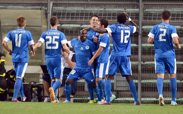 Liberečtí fotbalisté se radují z druhého gólu, který vstřelil Dzon Delarge (třetí zleva).