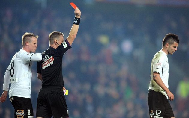 Rozhodčí Jech vylučuje plzeňského Michala Ďuriše v utkání 19. kola Gambrinus ligy na hřišti pražské Sparty. Vlevo obránce Viktorie David Limberský.
