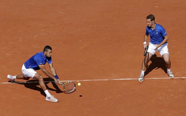 Francouzští tenisté Jo-Wilfried Tsonga (vlevo) a Richard Gasquet v semifinále Davis Cupu proti České republice.
