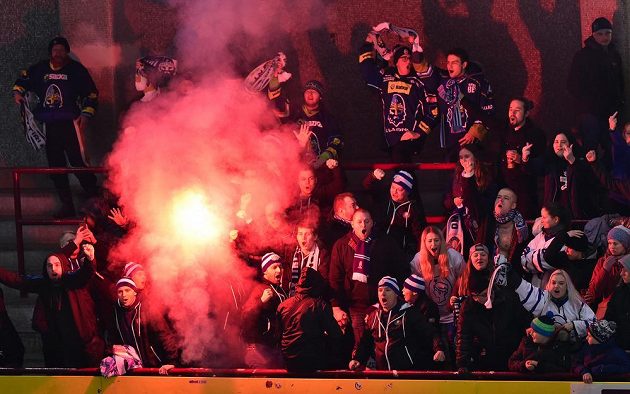 I v první hokejové Chance lize je na stadionech občas rušno. Třeba v sektoru kladenských fanoušků se rozzářila světlice.