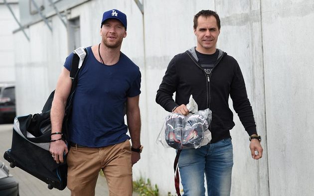 Hokejisté Jiří Novotný (vlevo) a Tomáš Rolinek přichází na sraz hokejové reprezentace před nadcházejícím MS.