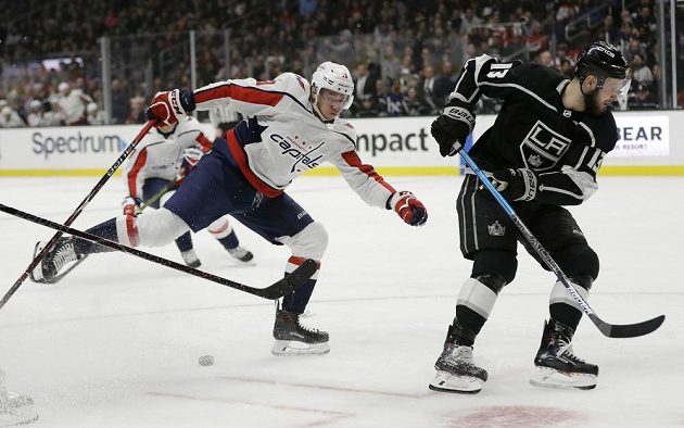 Útočník Washingtonu Capitals Jakub Vrána (vlevo) se snaží bruslit po jedné noze za soupeřem v NHL.