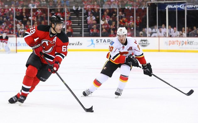 Útočník New Jersey Jaromír Jágr (vlevo) v duelu s Calgary. Vpravo bruslí křídelník Flames Curtis Glencross.