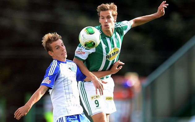 Obránce Znojma Josef Hnaníček (vlevo) v souboji se zadákem Bohemians Matějem Štochlem.