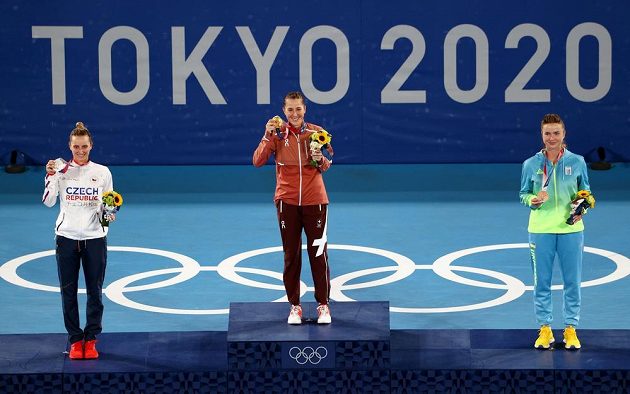 Tři nejlepší tenistky olympijského turnaje (zleva Vondroušová, Bencicová, Svitolinová)