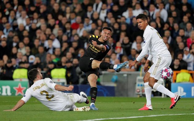 Gabriel Jesus z Manchesteru City pálí, zadáci Realu Madrid Dani Carvajal a Raphaël Varane ho tentokrát neubránili.