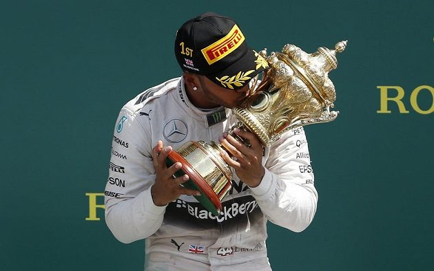 Pilot F1 Lewis Hamilton ze stáje Mercedes s trofejí pro vítěze Grand Prix Velké Británie.
