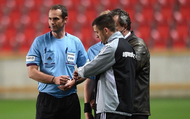 Rozhodčí Libor Kovařík během přerušení utkání 27. kola Gambrinus ligy Slavie s Příbramí.