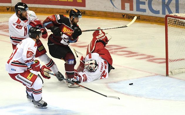 Brankář Olomouce Jan Lukáš inkasuje branku, uprostřed autor gólu Jan Buchtele ze Sparty. Dole vlevo Jan Švrček z Olomouce a nahoře David Škůrek z Olomouce.
