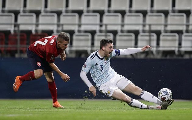 Rozhodující moment zápasu. Tomáš Malinský sráží v pokutovém území Andyho Robertsona ze Skotska a z následné penalty vstřelili hosté vítěznou branku.