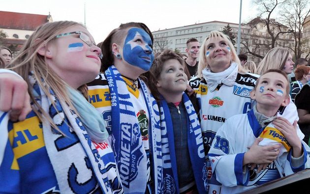 Fanoušci na Moravském náměstí v Brně sledují na velkoplošné obrazovce úvodní finálový duel play off extraligy se Zlínem.